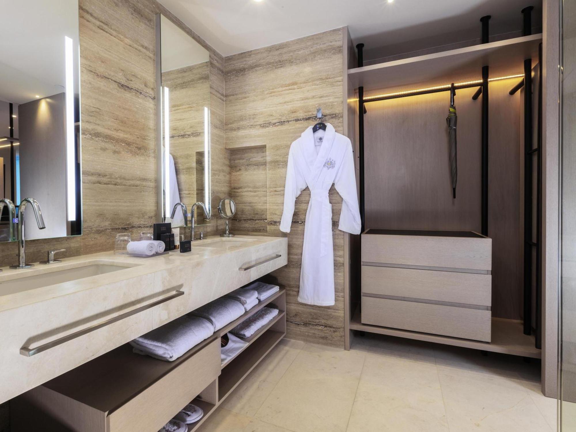 Deluxe One Bedroom Suite Ocean Front Double